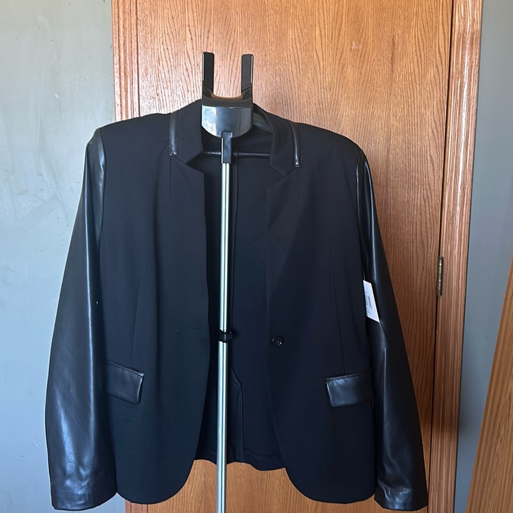 Ellen Tracy Black blazer leather trim on sleeves and pockets size M